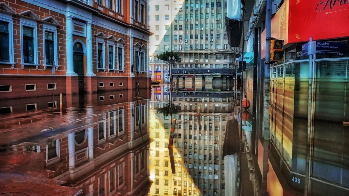 Reflexos e marcas da enchente